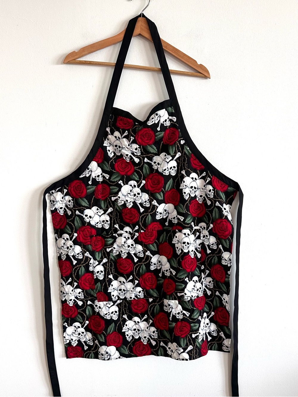 Skulls and roses apron with pockets  Halloween wimsigoth gothic rock’s roll